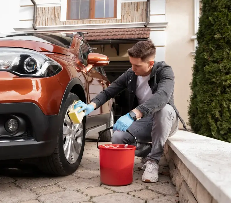Lavage auto à domicile Montreuil-en-Touraine : professionnel intervenant sur un véhicule